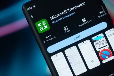 Dhaka, Bangladeş 26 Aralık 2025: Telefon ekranında Microsoft çevirmen logosu.