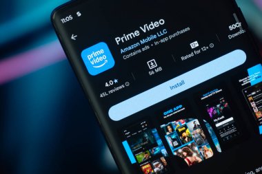 Dhaka, Bangladeş 07 Aralık 2025: Google Playstore 'un Amazon Prime Video uygulaması akıllı telefon ekranında gösteriliyor.