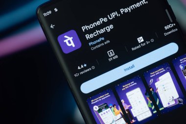 Dhaka, Bangladeş 07 Aralık 2025: uygulama ya da yazılım akıllı telefon, cep telefonu ya da cep telefonu aygıtı ekranında google oyun mağazasında açıldı. Yakın görünüm.