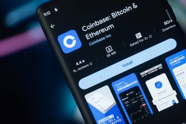 Dhaka, Bangladeş 26 Aralık 2025: Bir ticaret ekranı kurulumu önündeki akıllı telefondaki bozuk para üssü logosu.