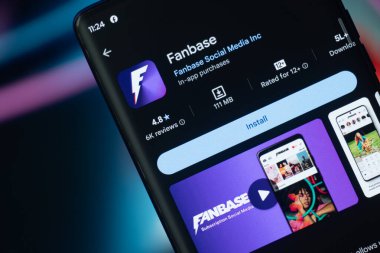 Dhaka, Bangladeş 26 Aralık 2025: Fan Üssü Uygulaması Telefondaki Uygulama Mağazasında görüldü. Fanbase, kullanıcıların içeriğini paraya çevirmelerine ve gelirlerini kazanmalarına izin veren abonelik temelli bir sosyal ağ ve içerik uygulaması