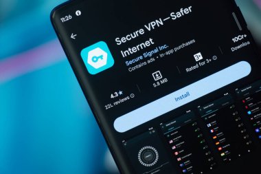 Dhaka, Bangladeş 07 Aralık 2025: Akıllı telefon ekranındaki VPN uygulamasını bulanık logo arkaplanı ile kapatın