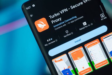 Dhaka, Bangladeş 07 Aralık 2025: Oyun mağazasında cep telefonu aygıtı üzerinde Turbo VPN uygulaması