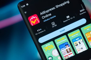 Dhaka, Bangladeş 22 Aralık 2025: Çinli ticaret şirketi AliExpress iş dünyasının web sayfasının önünde ekranda.