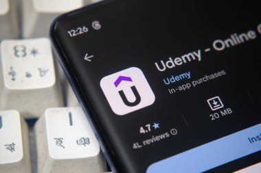 Dhaka, Bangladeş 07 Aralık 2025: Smartphone ekranında Udemy - Çevrimiçi Kurslar uygulaması. Udemy, Udemy tarafından geliştirilen ücretsiz bir web tarayıcısıdır..