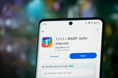 Dhaka, Bangladeş 16 Aralık 2025: Telefon ekranında Cloudflare 1.1.1.1 + WARP uygulamasının açılıp kapatılması seçenekleri gösteriliyor.