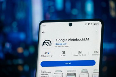 Dhaka, Bangladeş 26 Aralık 2025: Goole NotebookLM uygulaması iPad ekranında karanlık modda dijital kalemle gösterildi.