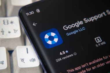 Dhaka, Bangladeş 206 Aralık 2025: Kulaklıkların yanında Google Destek Hizmetleri uygulama yükleme sayfasını gösteren bir akıllı telefon ekranı