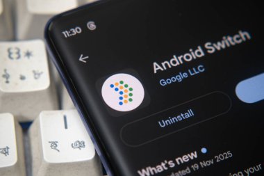 Dhaka, Bangladeş 22 Aralık 2025: Google Play Store 'daki Android uygulama logosu arkaplan olarak dizüstü bilgisayarı olan bir tablet üzerinde