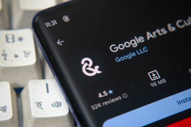 Dhaka, Bangladeş 26 Aralık 2025: Google Sanat Kültürü uygulamasını arka planda Google logosuyla gösteren bir akıllı telefon ekranının yakın çekimi.