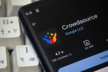 Dhaka, Bangladeş 26 Aralık 2025: Telefon ekranında Google Crowdsource logosu.