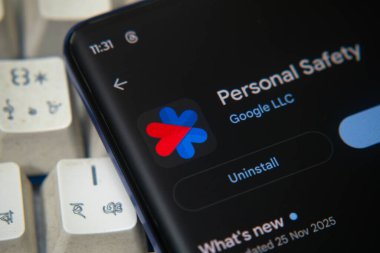 Dhaka, Bangladeş 07 Aralık 2025: Smartphone 'da kişisel güvenlik logosu.