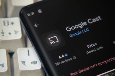 Dhaka, Bangladeş 26 Aralık 2025: Google Play Store 'un Google uygulama logosu arkaplan olarak dizüstü bilgisayarı olan bir tablet üzerinde