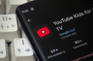 Dhaka, Bangladeş 07 Aralık 2025: YouTube TV logosu akıllı telefon ekranında gösteriliyor.