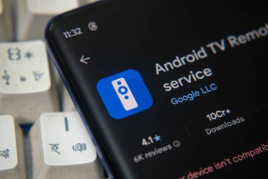 Dhaka, Bangladeş 22 Aralık 2025: Android TV Uzaktan Kumanda Servisi logosu Google Play Store tabletinde arkaplan olarak dizüstü bilgisayarlı klavye