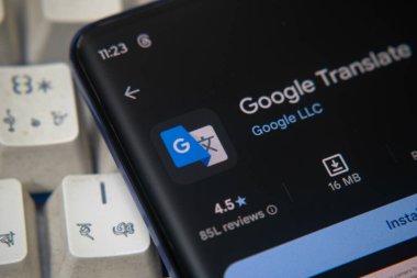 Dhaka, Bangladeş 26 Aralık 2025: Google Playstore uygulaması akıllı telefon ekranında gösteriliyor.