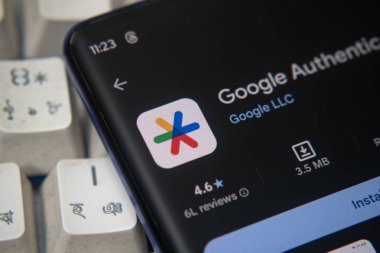Dhaka, Bangladeş 26 Aralık 2025: Google Authenticator 'ün logosu akıllı telefon ekranında gösteriliyor.