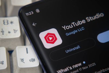 Dhaka, Bangladeş 07 Aralık 2025: YouTube TV logosu akıllı telefon ekranında gösteriliyor.