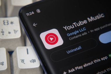 Dhaka, Bangladeş 07 Aralık 2025: YouTube TV logosu akıllı telefon ekranında gösteriliyor.