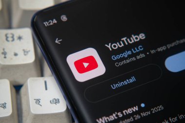 Dhaka, Bangladeş 07 Aralık 2025: YouTube TV logosu akıllı telefon ekranında gösteriliyor.
