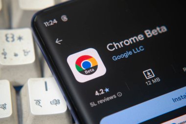 Dhaka, Bangladeş 26 Aralık 2025: Google Playstore 'dan Google Chrome Beta uygulaması bir akıllı telefon ekranında gösteriliyor.