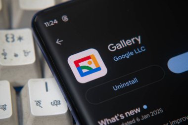 Dhaka, Bangladeş 26 Aralık 2025: Google Gallery Alphabet App Product Software on Mobile Phone Screen Play Store