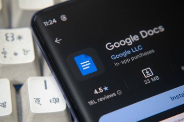 Dhaka, Bangladeş 26 Aralık 2025: Akıllı telefon ekranındaki Google Docs mobil uygulama sıralaması makro görünümü kapat