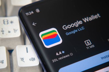 Dhaka, Bangladeş 26 Aralık 2025: Google Play Store 'daki Google Cüzdan uygulama simgesi arkaplan olarak dizüstü bilgisayarı olan bir tablet üzerinde