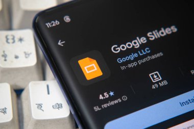 Dhaka, Bangladeş 26 Aralık 2025: Google Slayt uygulaması logosu telefon ekranı resmi.