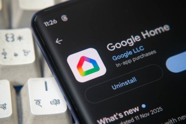 Dhaka, Bangladeş 26 Aralık 2025: Mobil aygıtın ekranı Google Home uygulamasını arka plan olarak gösteriyor, akıllı ev entegrasyonunu gösteriyor.