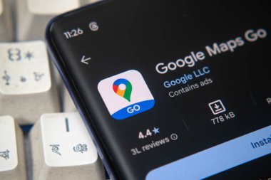 Dhaka, Bangladeş 26 Aralık 2025: Google Haritalar Google Playstore 'daki uygulamalar akıllı telefon ekranında gösteriliyor.