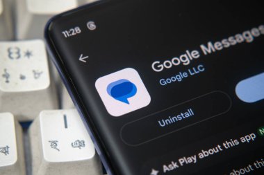 Dhaka, Bangladeş 26 Aralık 2025: Oyun mağazasında Google Mesajlar uygulamasını gösteren akıllı telefon