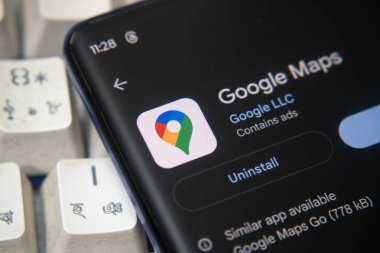 Dhaka, Bangladeş 26 Aralık 2025: Google Haritalar Google Playstore 'daki uygulamalar akıllı telefon ekranında gösteriliyor.