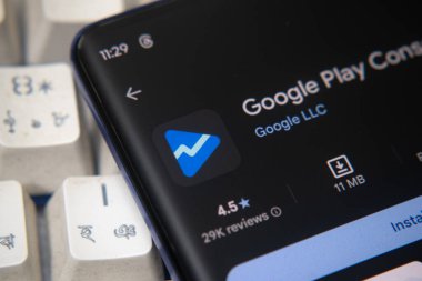 Dhaka, Bangladeş 26 Aralık 2025: Google Play Games uygulama logosu arka plan olarak dizüstü bilgisayarı olan bir tablet üzerinde Google Play Store