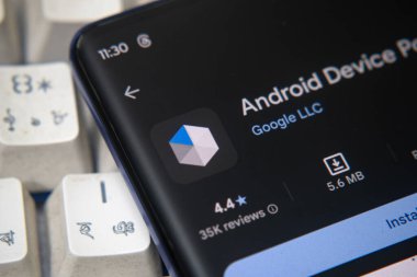 Dhaka, Bangladeş 22 Aralık 2025: Google Play Store 'daki Android Aygıt Politikası uygulama logosu arka plan olarak dizüstü bilgisayarı olan bir tablet üzerinde