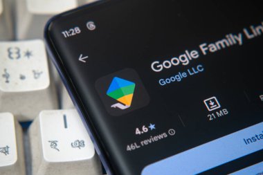 Dhaka, Bangladeş 26 Aralık 2025: Akıllı telefon veya tablet ekranında ebeveyn uygulaması için Google Aile Bağlantısı