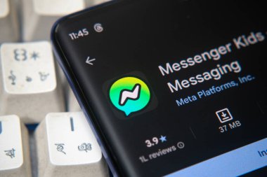 Dhaka, Bangladeş 26 Aralık 2025 Google Playstore 'dan ulak çocuk uygulaması akıllı telefon ekranında gösteriliyor.