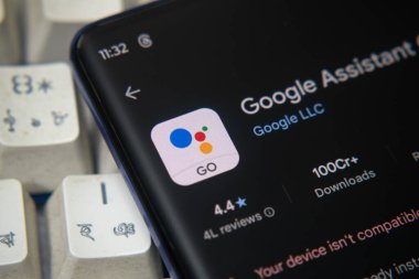 Dhaka, Bangladeş 26 Aralık 2025: Uygulama mağazasında Google Go uygulamasının siyah kulaklıklı olduğu bir akıllı telefon. Google Lens uygulaması siyah kulaklıkların yanında açık.