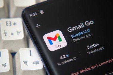 Dhaka, Bangladeş 26 Aralık 2025: iPhone 'da Gmail Uygulama Mağazası listelenmesi e-posta iletişimini ve üretkenliği vurguluyor.