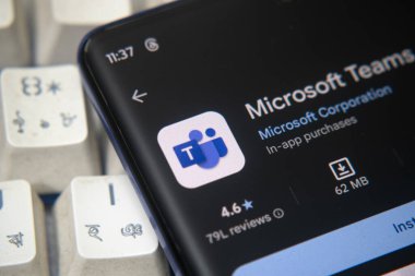 Dhaka, Bangladeş 26 Aralık 2025: Microsoft Ekiplerinin logosu cep telefonu ekranında gösteriliyor