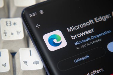 Dhaka, Bangladeş 26 Aralık 2025: Mikrosoft kenarının logosu akıllı telefon ekranında gösteriliyor.