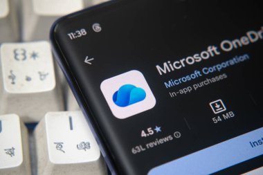 Dhaka, Bangladeş 26 Aralık 2025: Microsoft OneDrive logolu akıllı telefon. Microsoft tarafından işletilen dosya sunucu servisi ve eşzamanlama servisi.