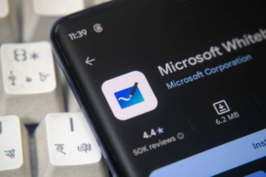 Dhaka, Bangladeş 26 Aralık 2025: Microsoft Whiteboard uygulamasını gösteren akıllı telefon, kulaklıklar mavi üzerine yerleştirildi