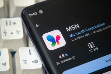 Dhaka, Bangladeş 07 Aralık 2025: Akıllı telefon ekranında renkli bir kelebek bulunan MSN logosu