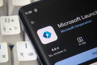 Dhaka, Bangladeş 26 Aralık 2025: Mavi arka planda Microsoft Launcher uygulaması ve kulaklıkları içeren akıllı telefon