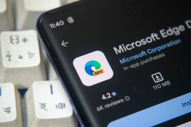 Dhaka, Bangladeş 26 Aralık 2025: Microsoft Sınırı: Akıllı telefon ekranında tanımlanan AI tarayıcı uygulaması bilgileri. Uygulama Oyun Pazarı 'nda arandı ve gösterildi.