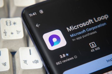 Dhaka, Bangladeş 26 Aralık 2025: Telefon ekranında Microsoft Loop logosu.