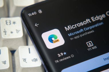 Dhaka, Bangladeş 26 Aralık 2025: Mikrosoft kenarının logosu akıllı telefon ekranında gösteriliyor.
