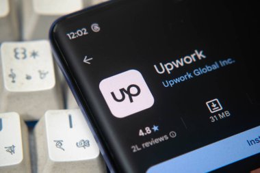 Dhaka, Bangladeş 07 Aralık 2025: Akıllı Telefonun yükseltme logosu.