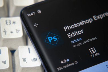 Dhaka, Bangladeş 07 Aralık 2025: Yüzeyde Photoshop logosu gösteren akıllı telefon.